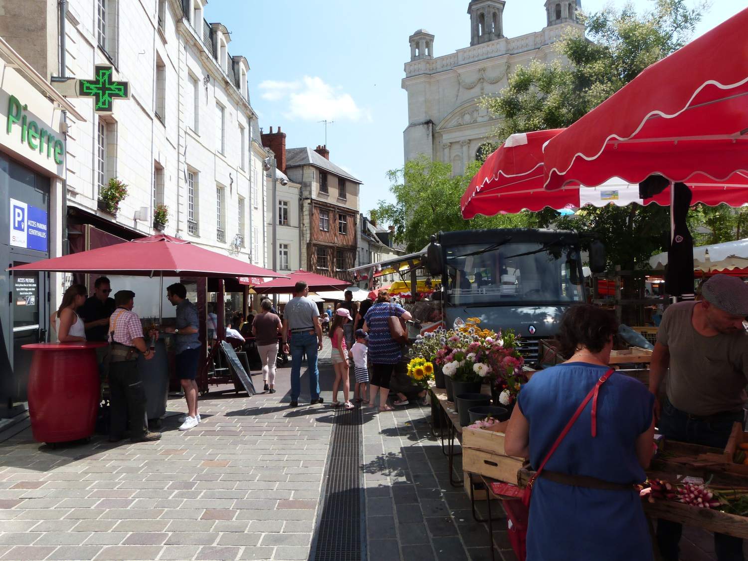 Terrasse du restaurant et marché de Saumur